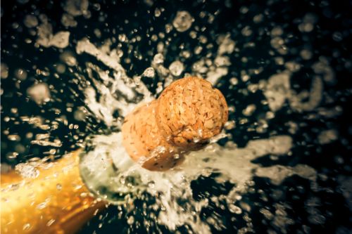 A che velocità salta un tappo di champagne?